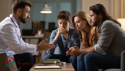 Подросток с родителями  на приеме у врача